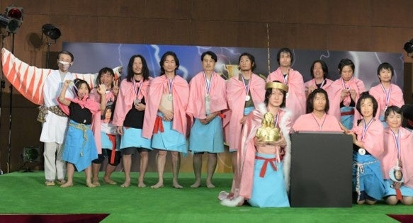 初代国民10名・審査員・平井鳥取県知事による集合写真