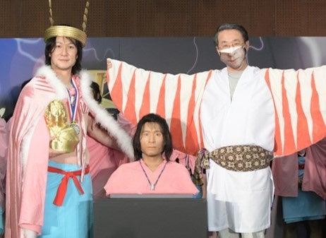 グランプリの吉田昌弘さん（左）と平井鳥取県知事