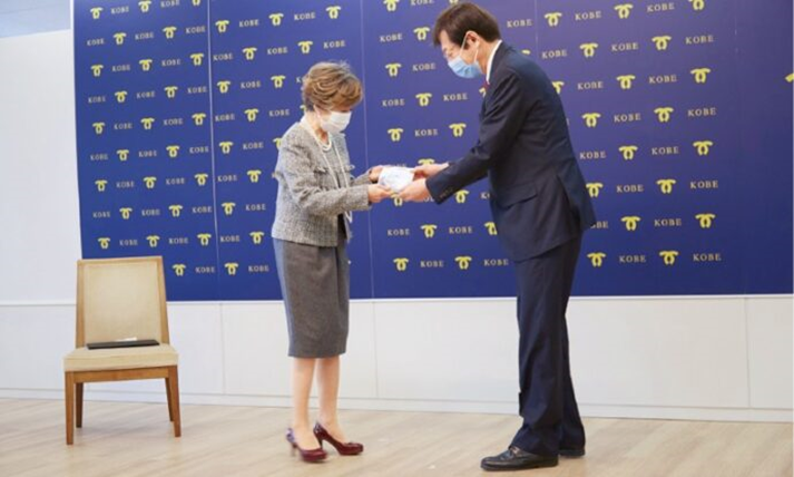 竹下さんの推薦図書が手渡された