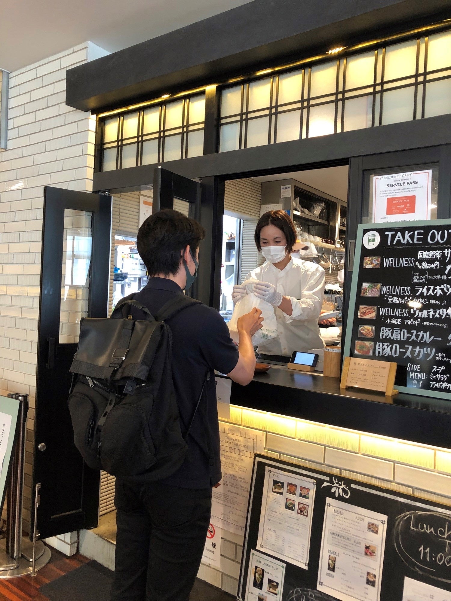 店舗での商品受け取り風景