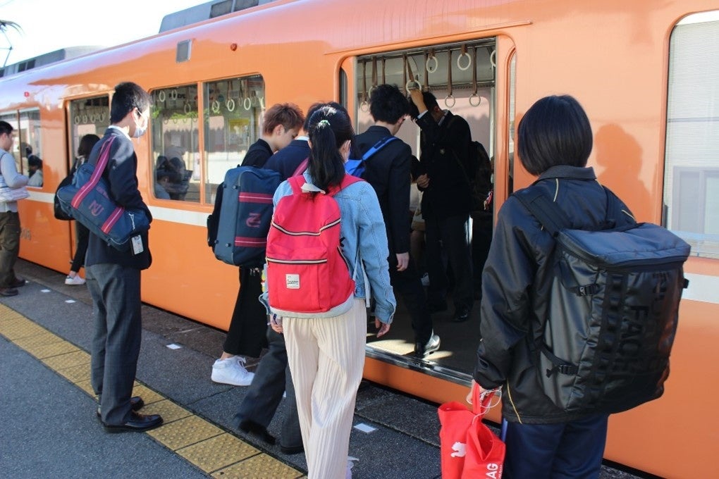 養老鉄道で通学する子どもたち