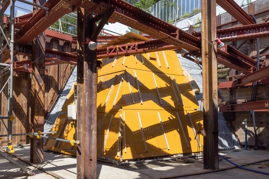 工事に備えて保護養生された石垣（令和4年9月）