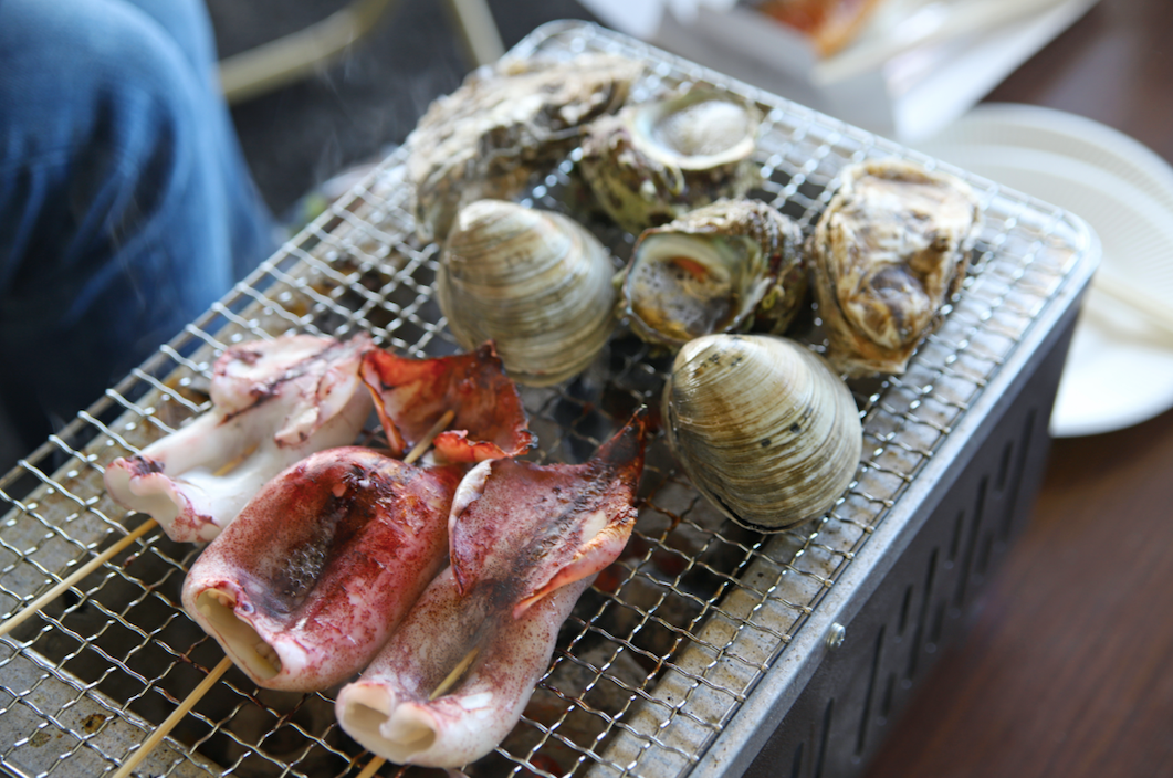 購入した食材をその場で炭火焼きができる「炭火焼きコーナー」