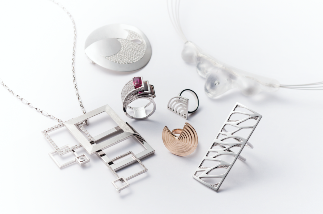 匠の技術で加工されるジュエリー