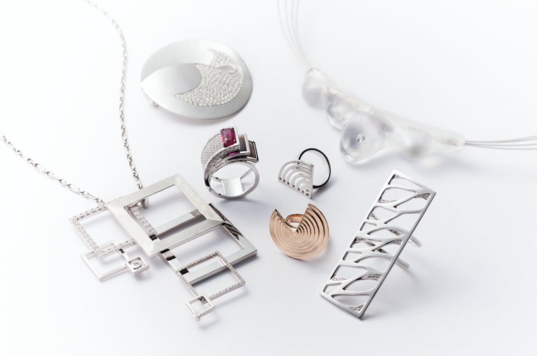 匠の技術で加工されるジュエリー