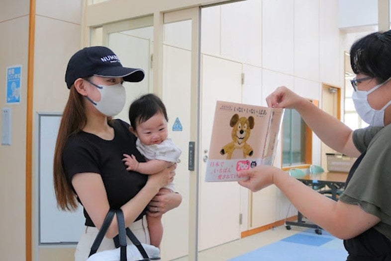 絵本に夢中の子どもたち