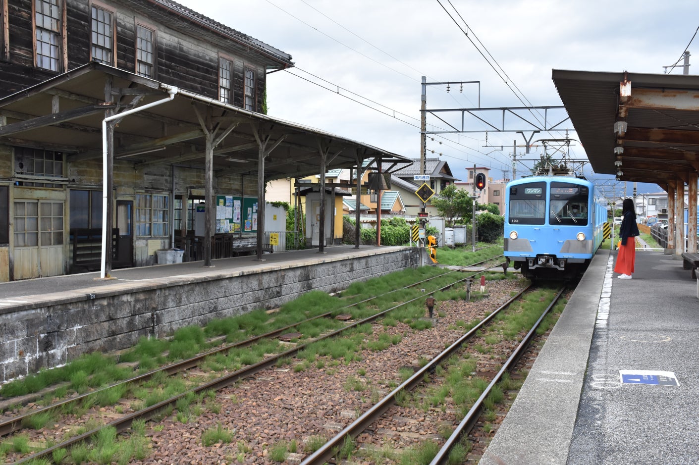 駅舎と電車