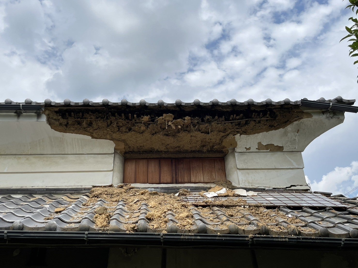 主屋土壁崩落状況