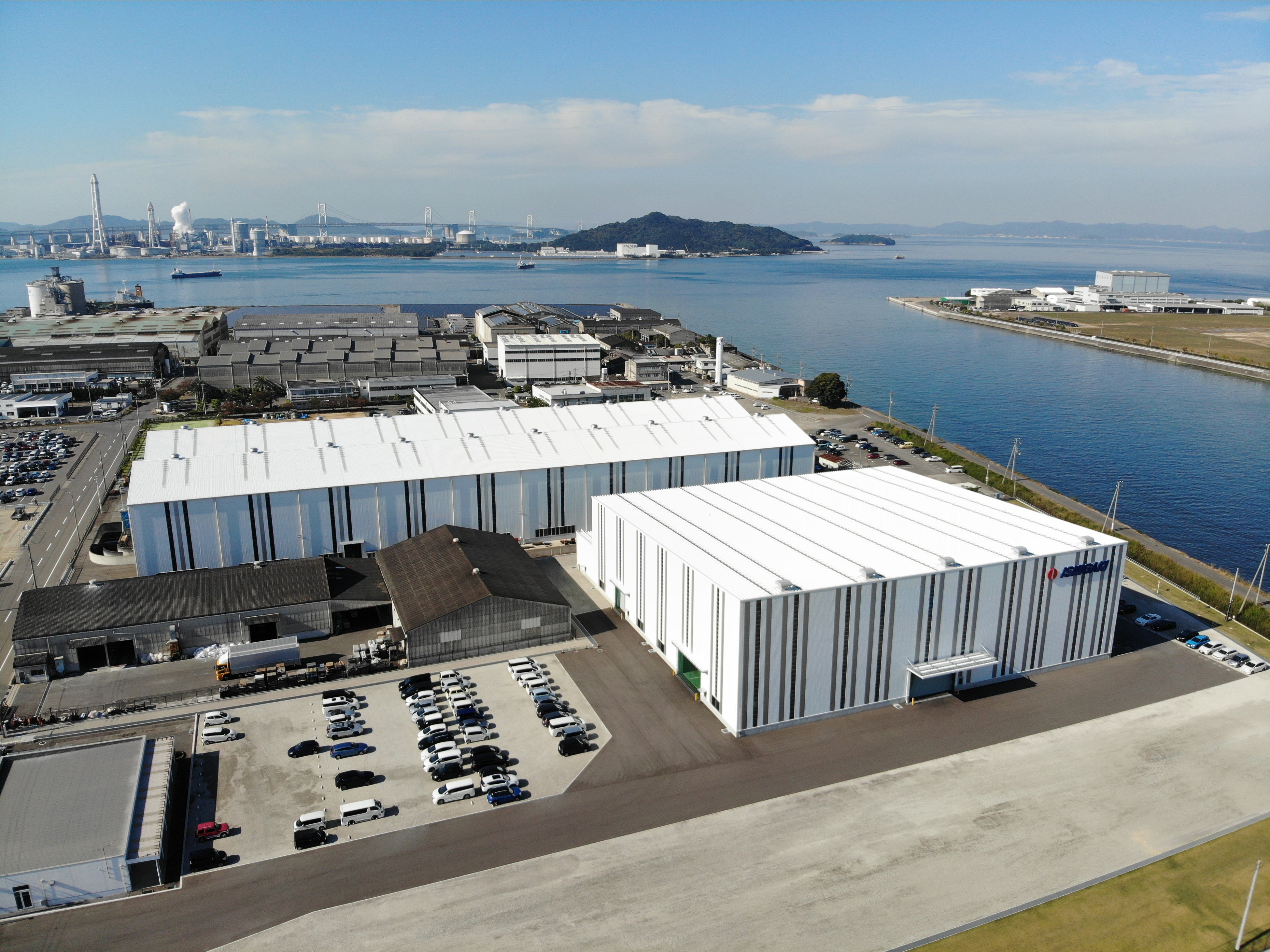 坂出工場全景（中央の細長い建屋が第二工場、手前右が第三工場）