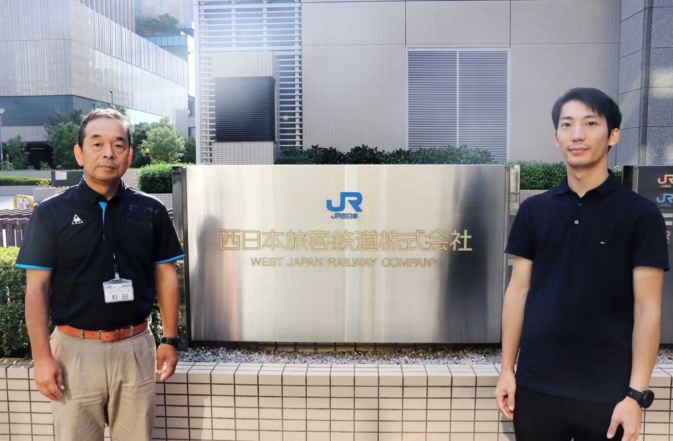 写真 左から、JR西日本 デジタルソリューション本部 システムマネジメント部 DX基盤運営課長 杉田氏、同 デジタルソリューション本部 システムマネジメント部 DX基盤運営 岩政氏