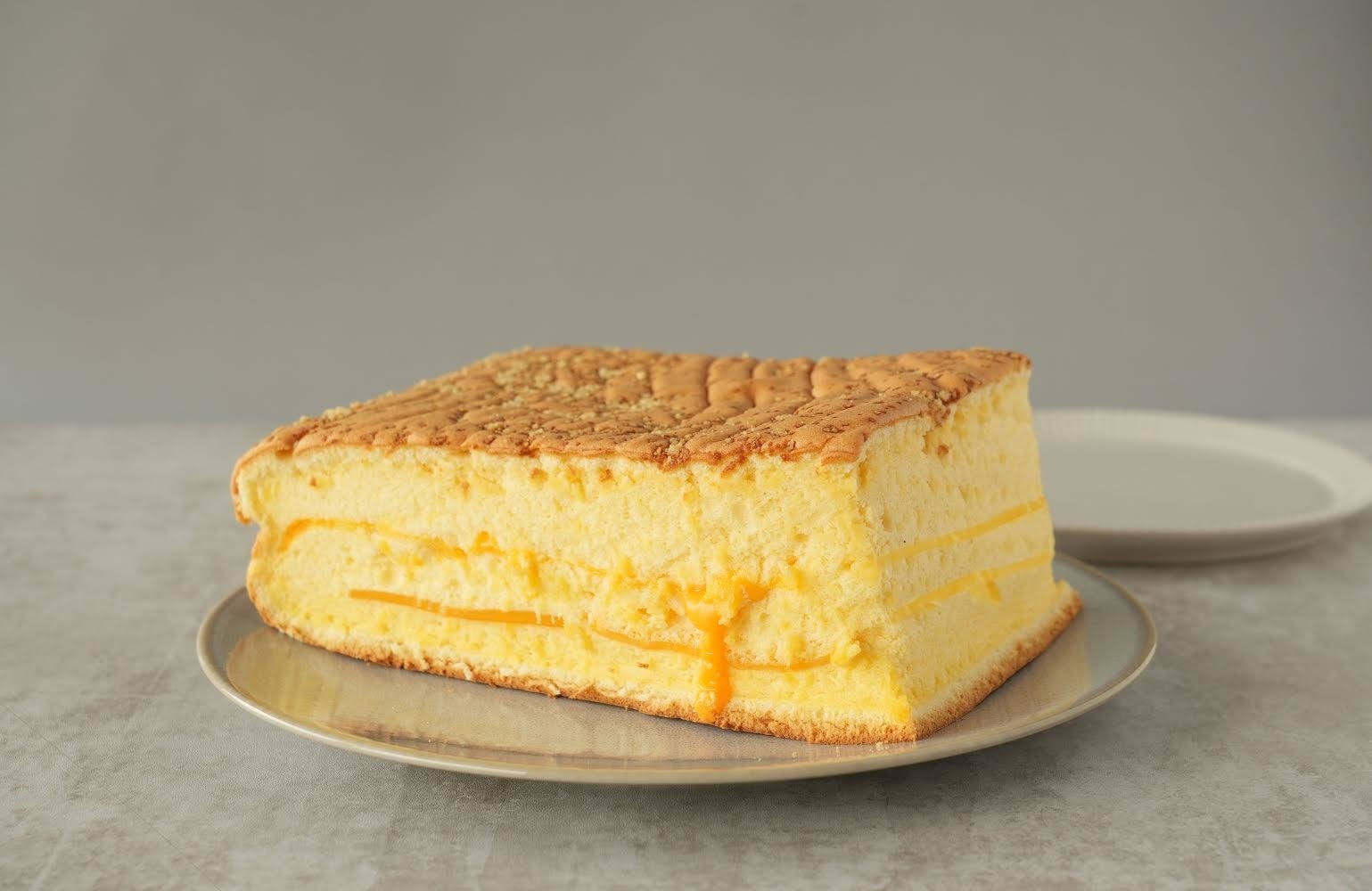 朝食に人気のチーズカステラ(税込1,380円)