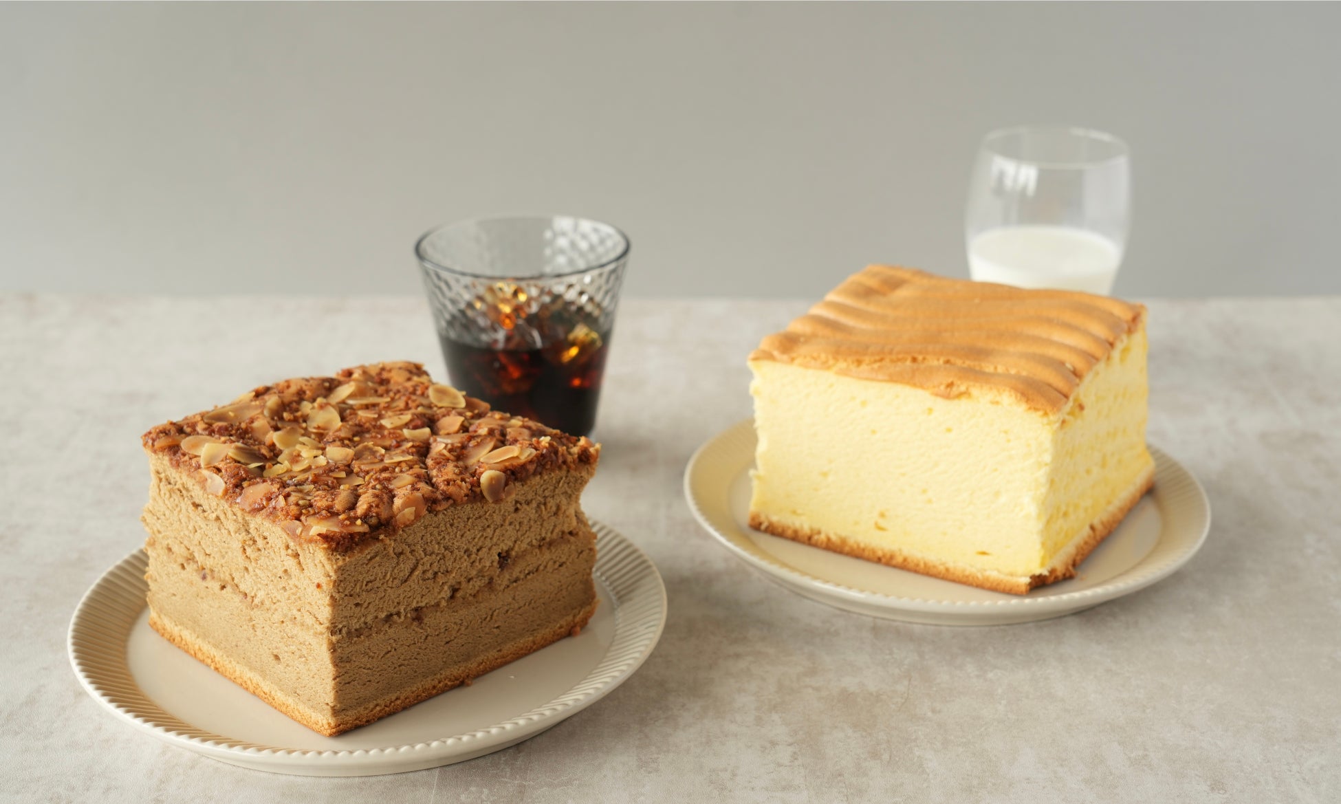 左がコーヒーカステラ(税込 1,380円)右がプレーンカステラ(税込1,080円)※写真はホールサイズではありません