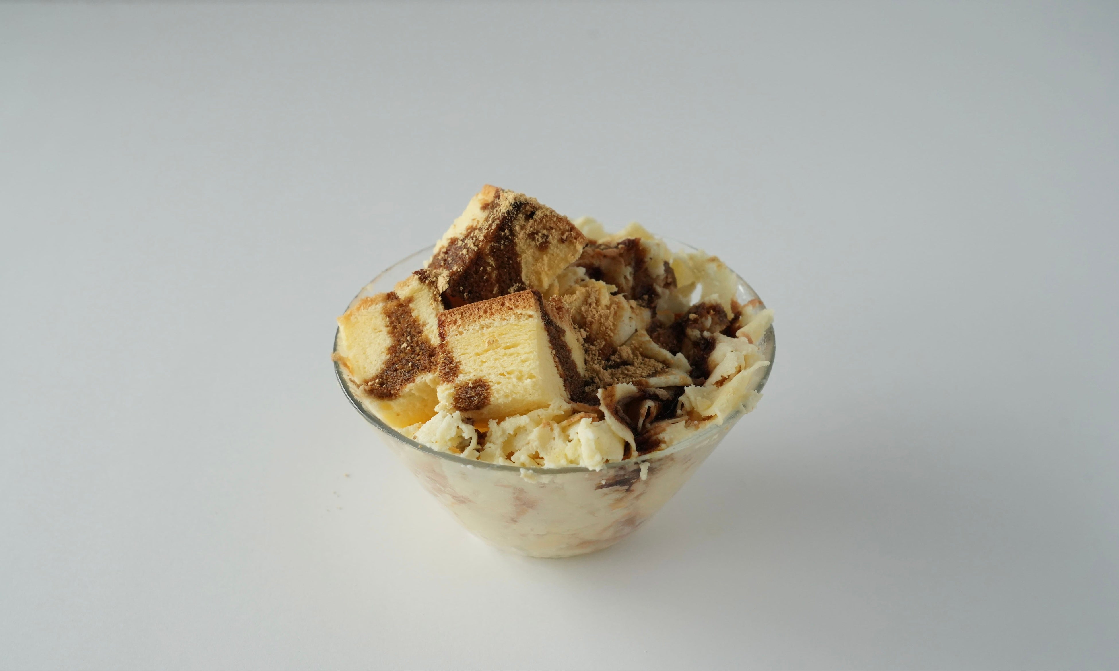 黒蜜ときな粉をトッピングしたカステラかき氷（税込 650円）