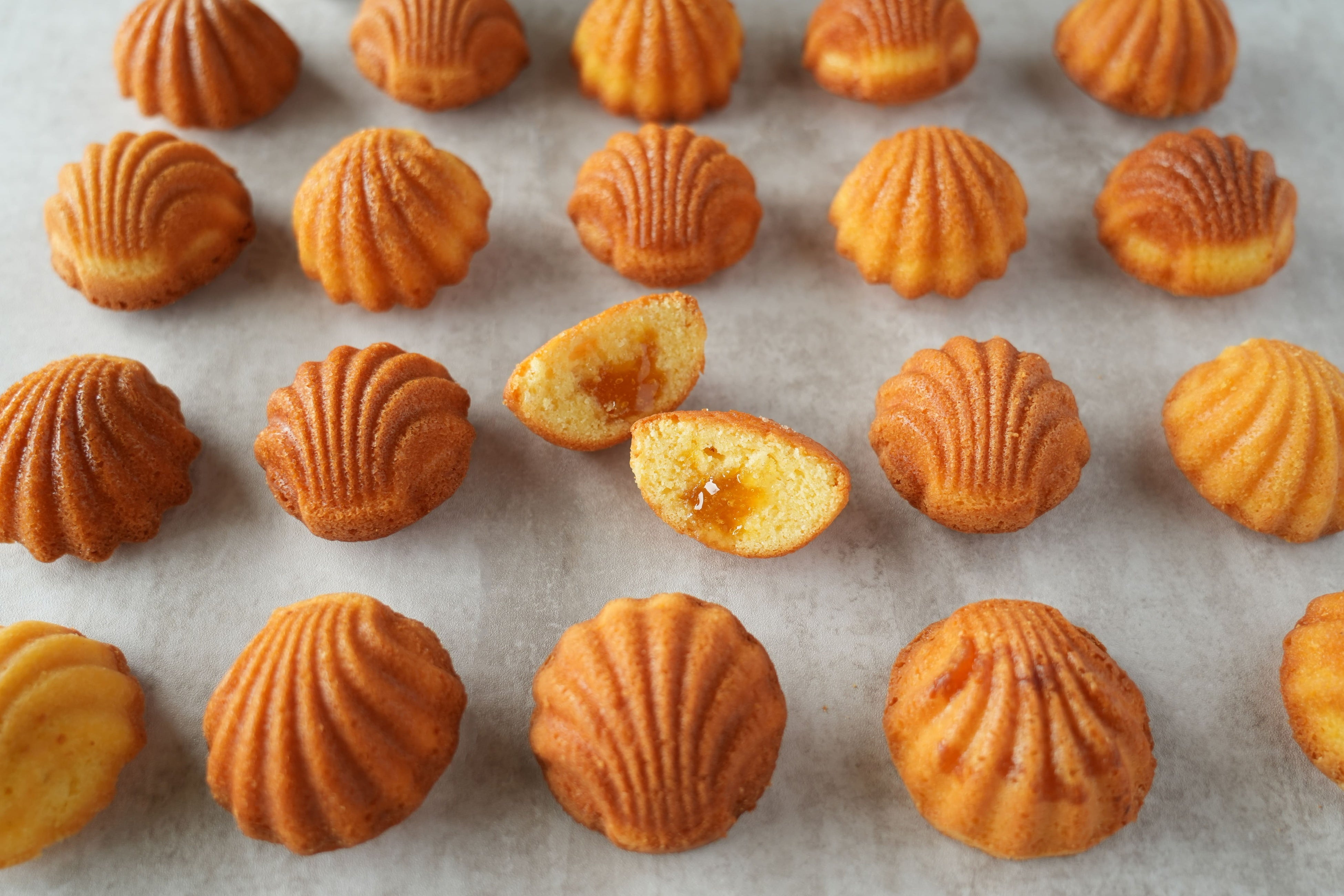 ふわふわしっとりの厚みのあるマドレーヌ生地は発酵バターをたっぷり使用