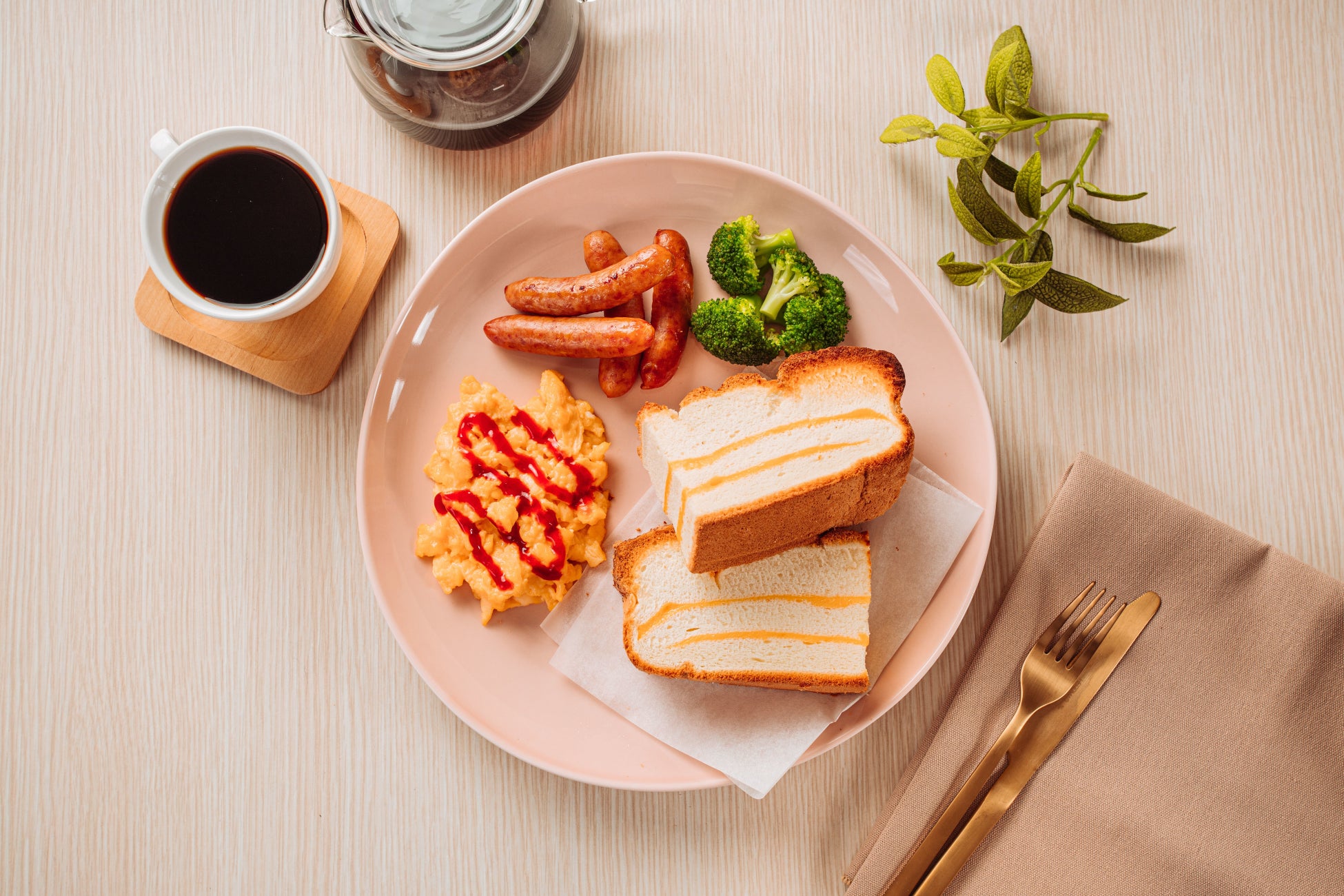 お客様がSNSで投稿した朝食プレートを再現。厚めのチーズカステラをトーストして表面はサクッ、中はふわとろに。