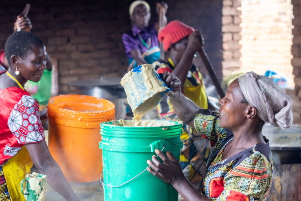 給食配布の様子