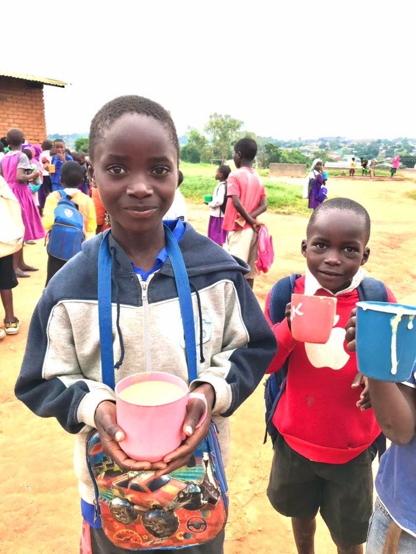 学校給食支援現場の子ども達