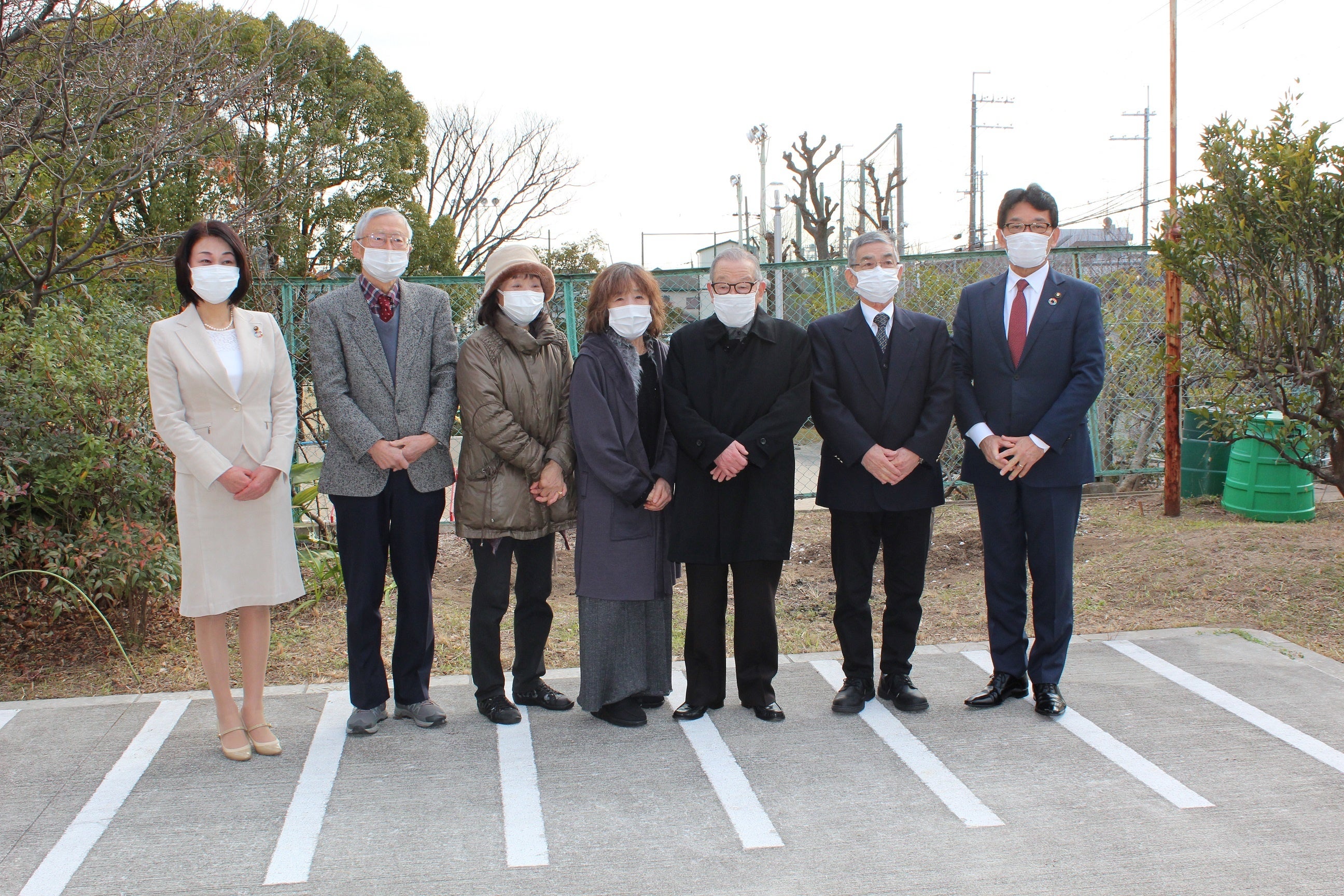 （左から）大野豊中市議会議長、豊中市原爆被害者の会の皆さん、長内豊中市長