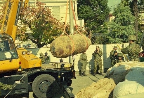 平成10年(1998年)11月29日回収される不発弾（同公園）