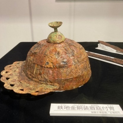 鉄地金銅装眉庇付冑