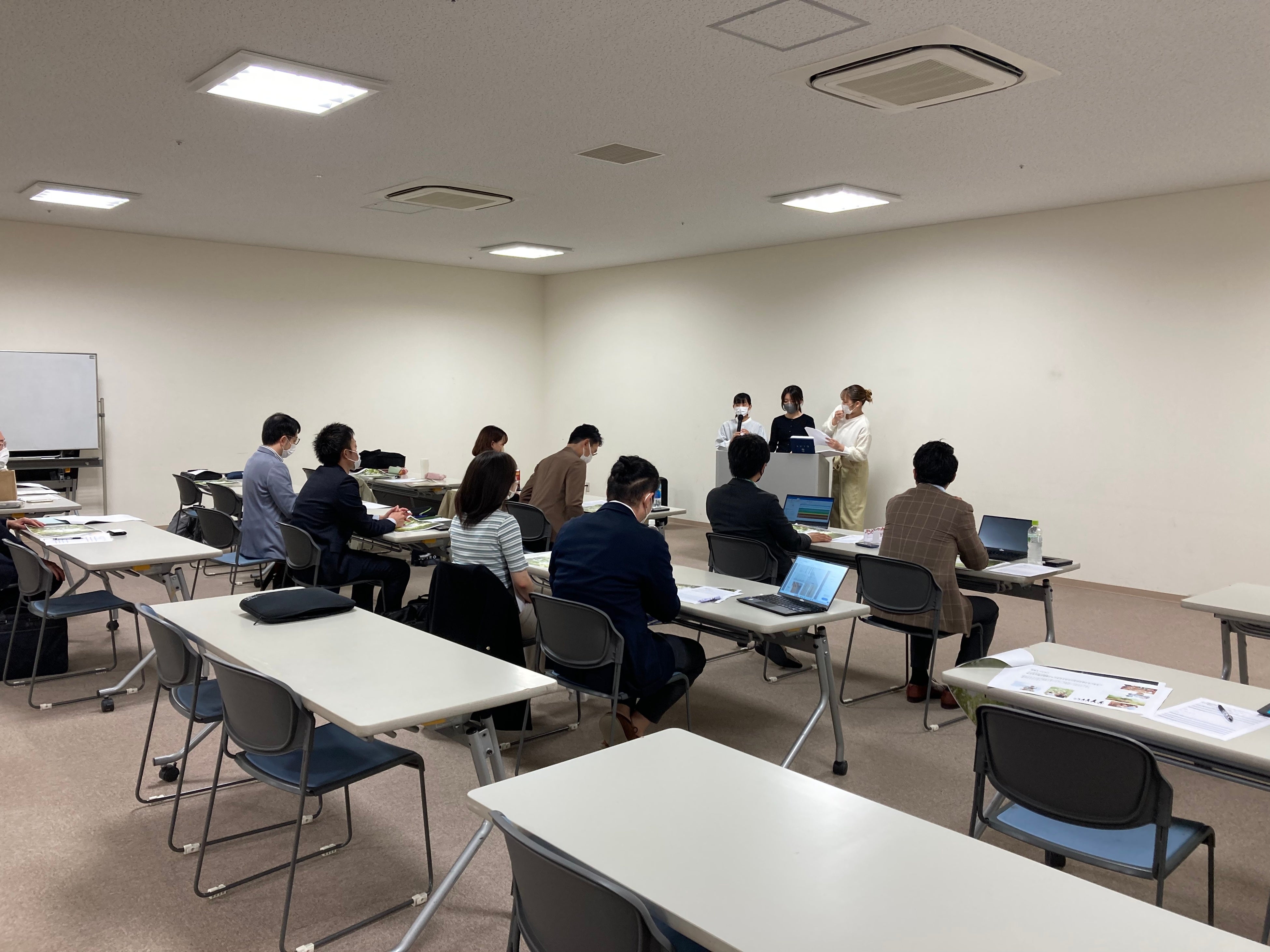 【写真】学生によるデザイン発表の様子