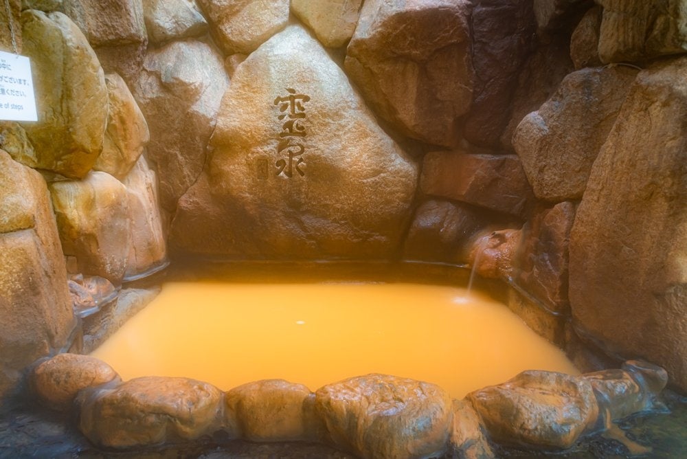 源泉掛け流し「岩風呂」
