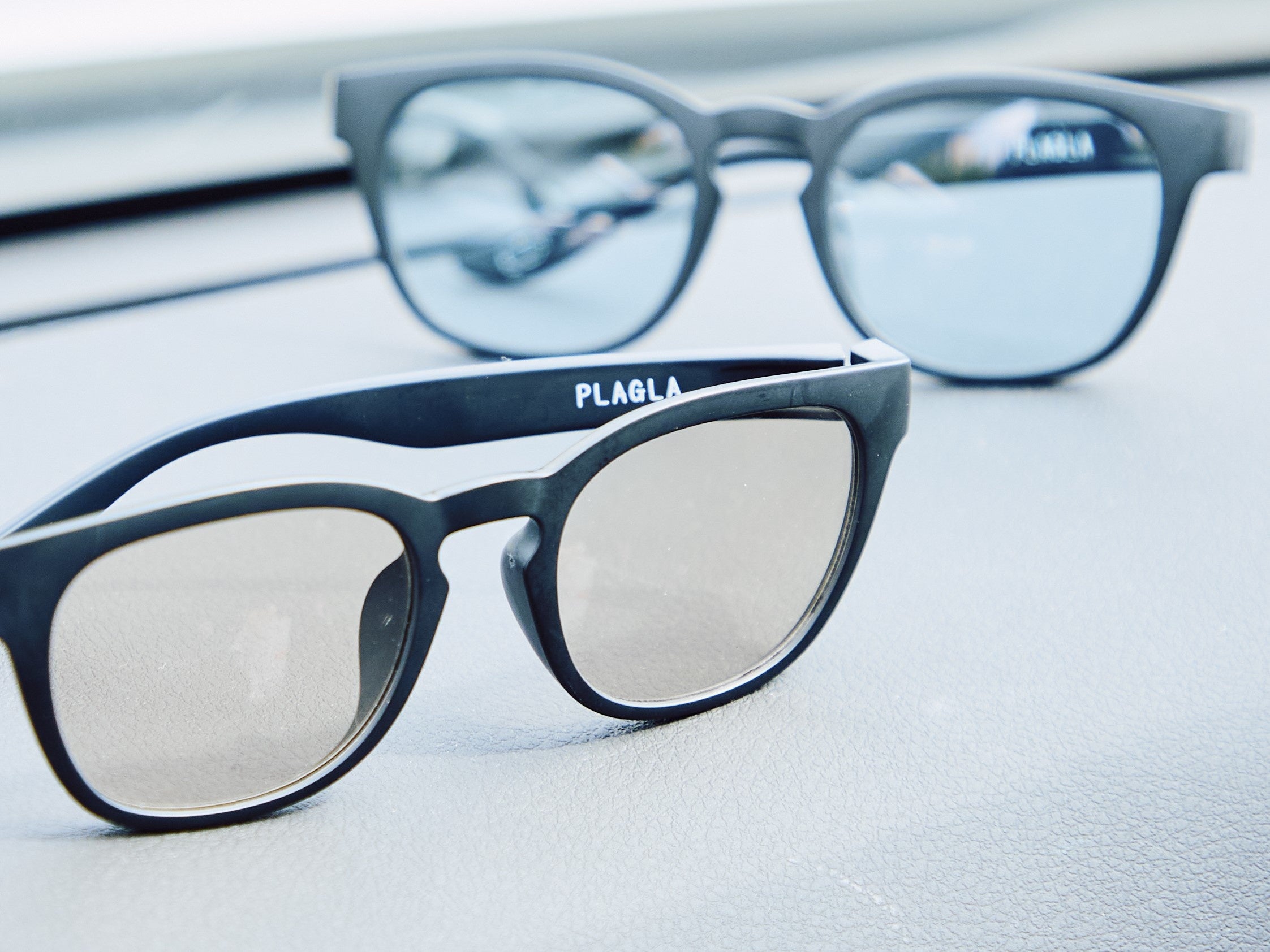 「生分解性バイオポリマー」から作られるレンズは、埋め立て処分されると、自然界の海水や土壌に存在する微生物により徐々に分解され、最終的には炭酸ガスと水になります。