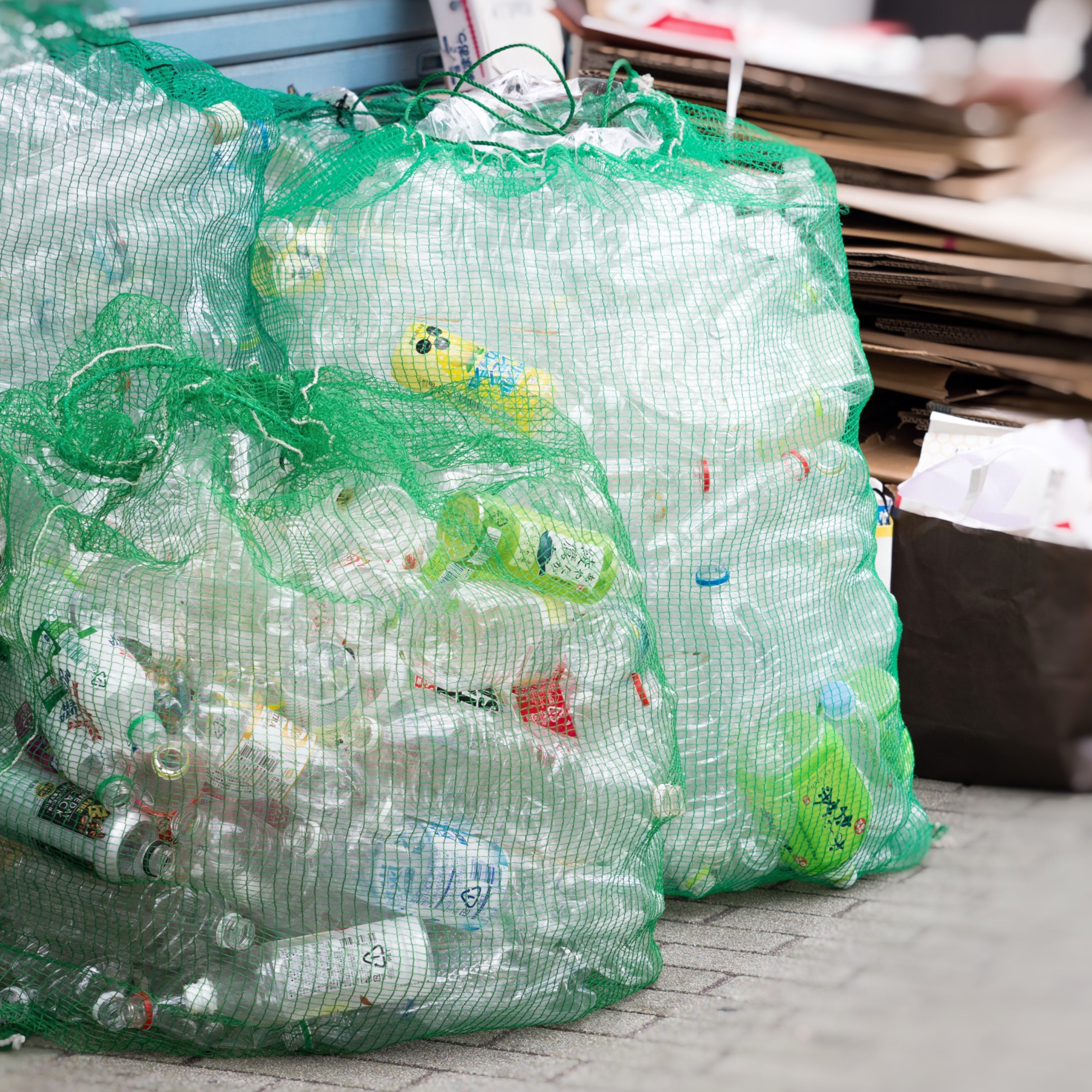 国内で回収されたペットボトルがメガネ・サングラスフレームの原料になります。