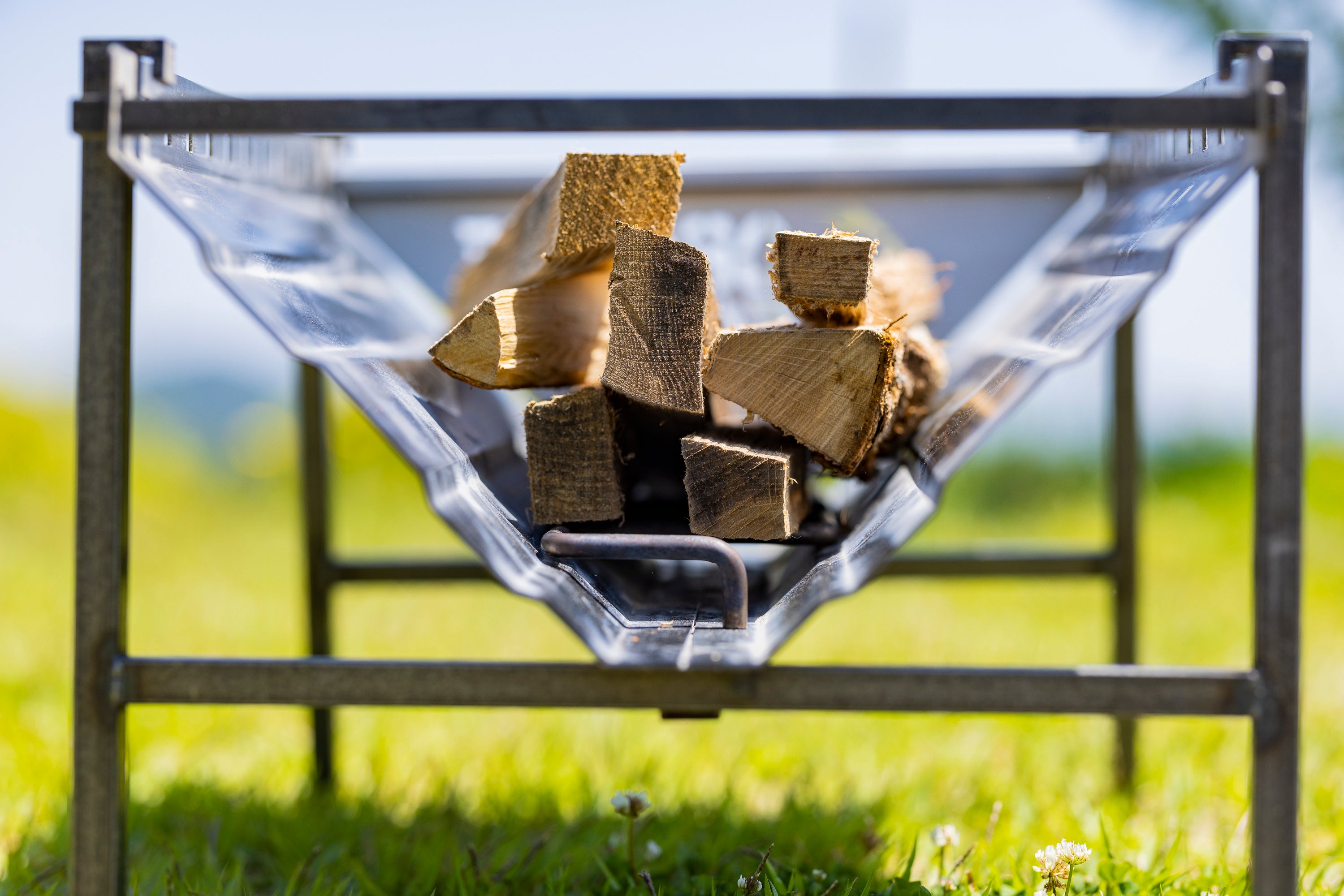 側面から薪を挿入できる画像