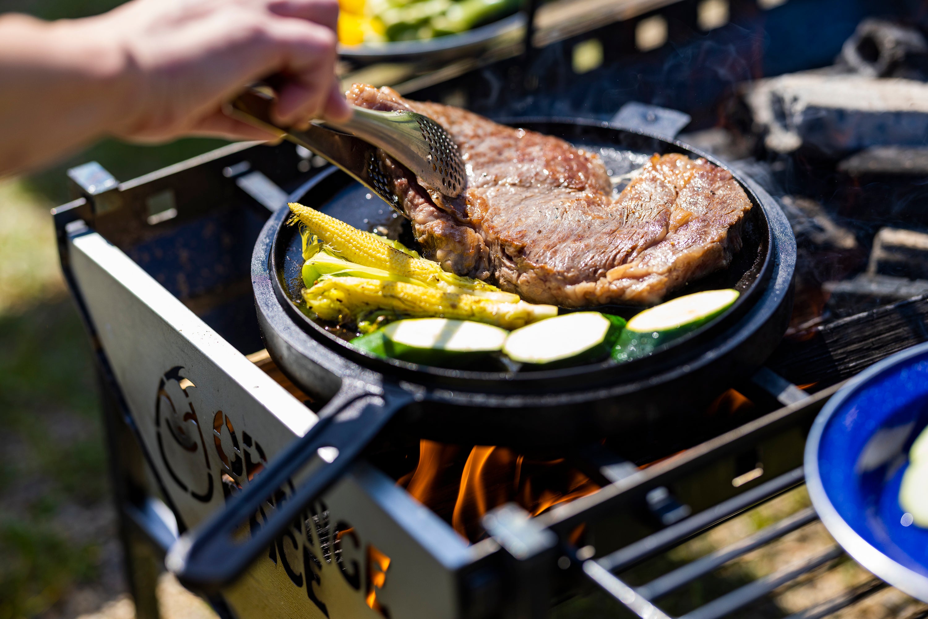 スキレットを使ってステーキを焼いています