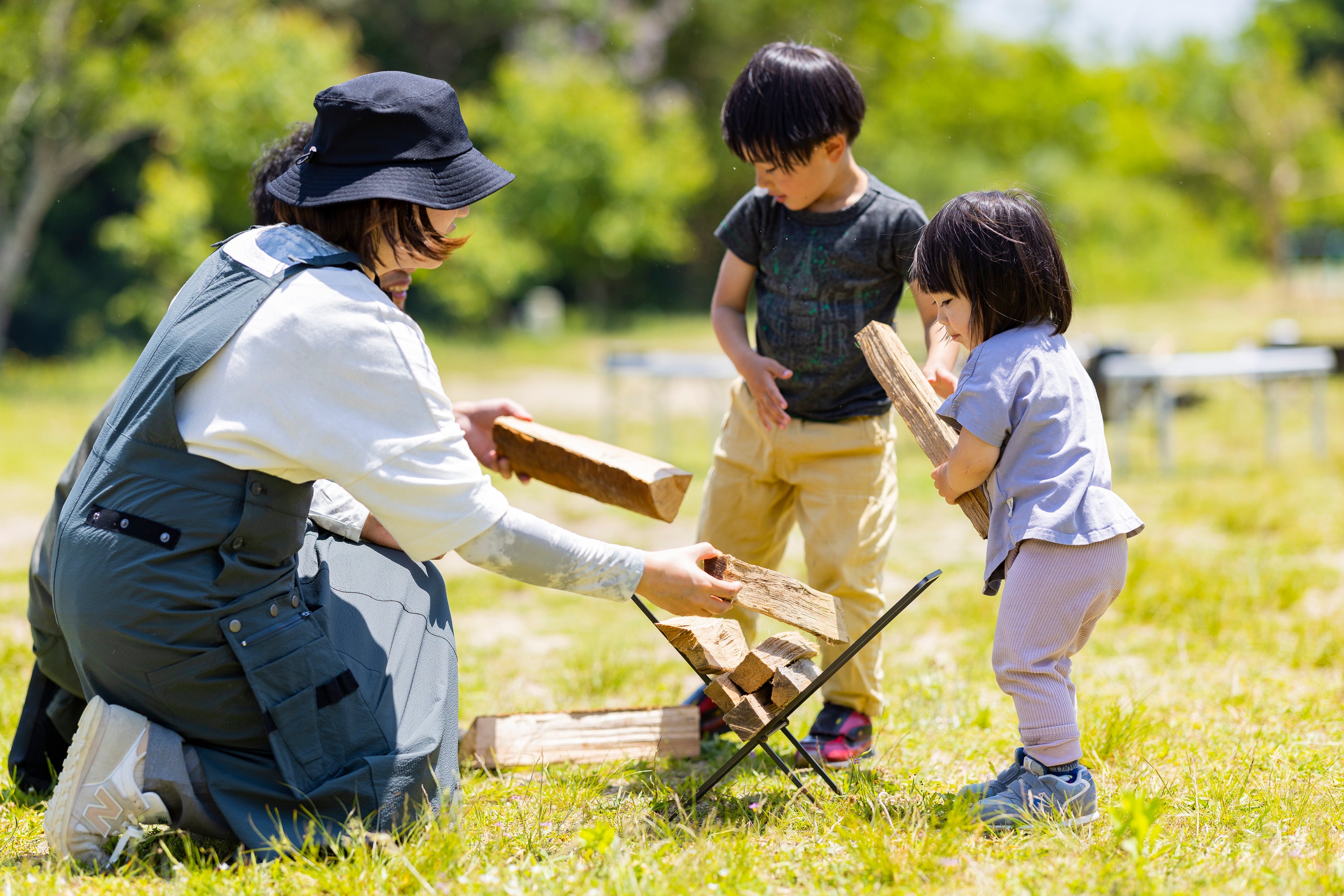 薪スタンドにお子さんが薪を置いて手伝っています