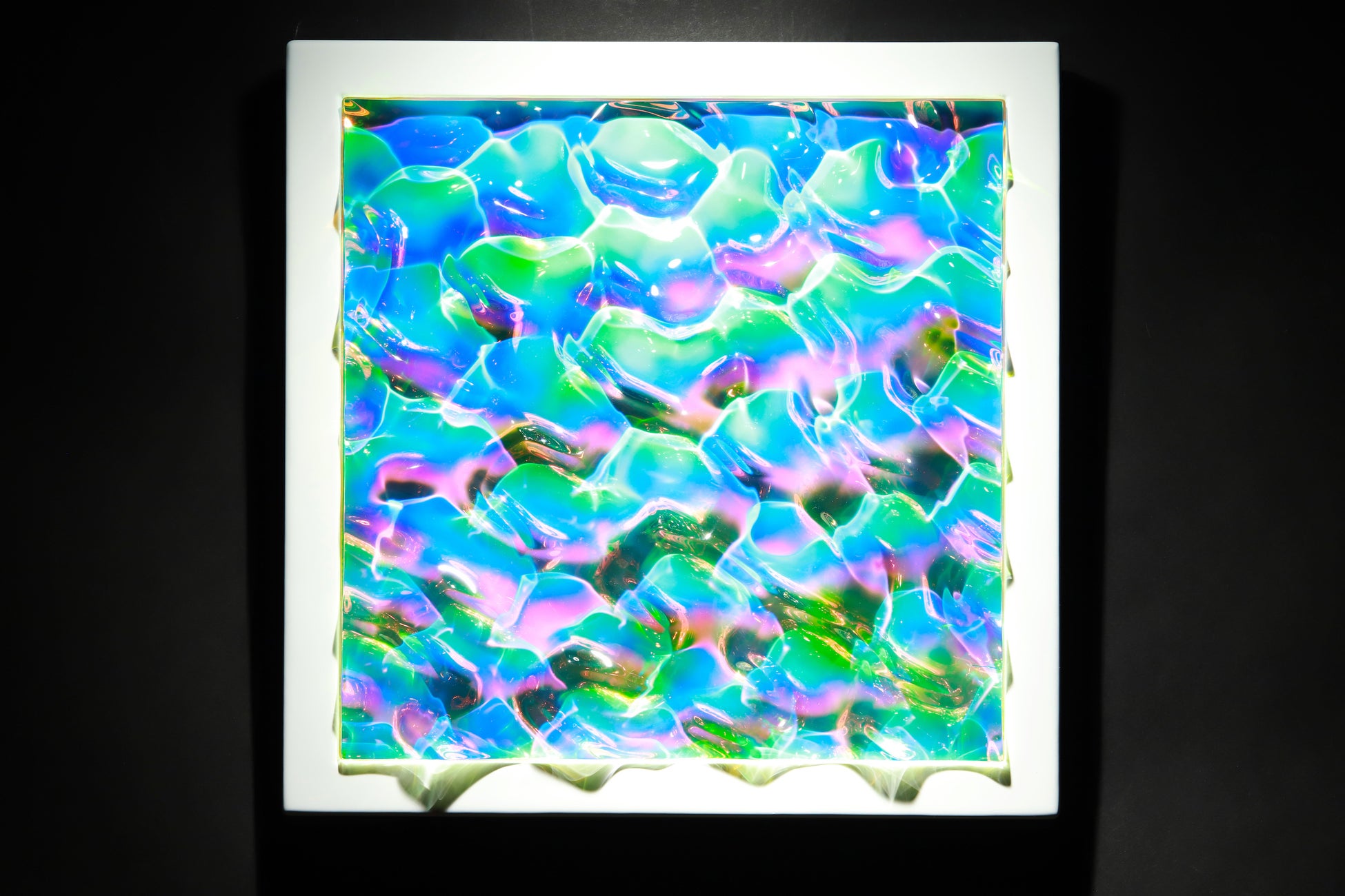 小川剛《Nebula prism》2022年、H32×W32×D5cm、アクリル・特殊フィルム・木材