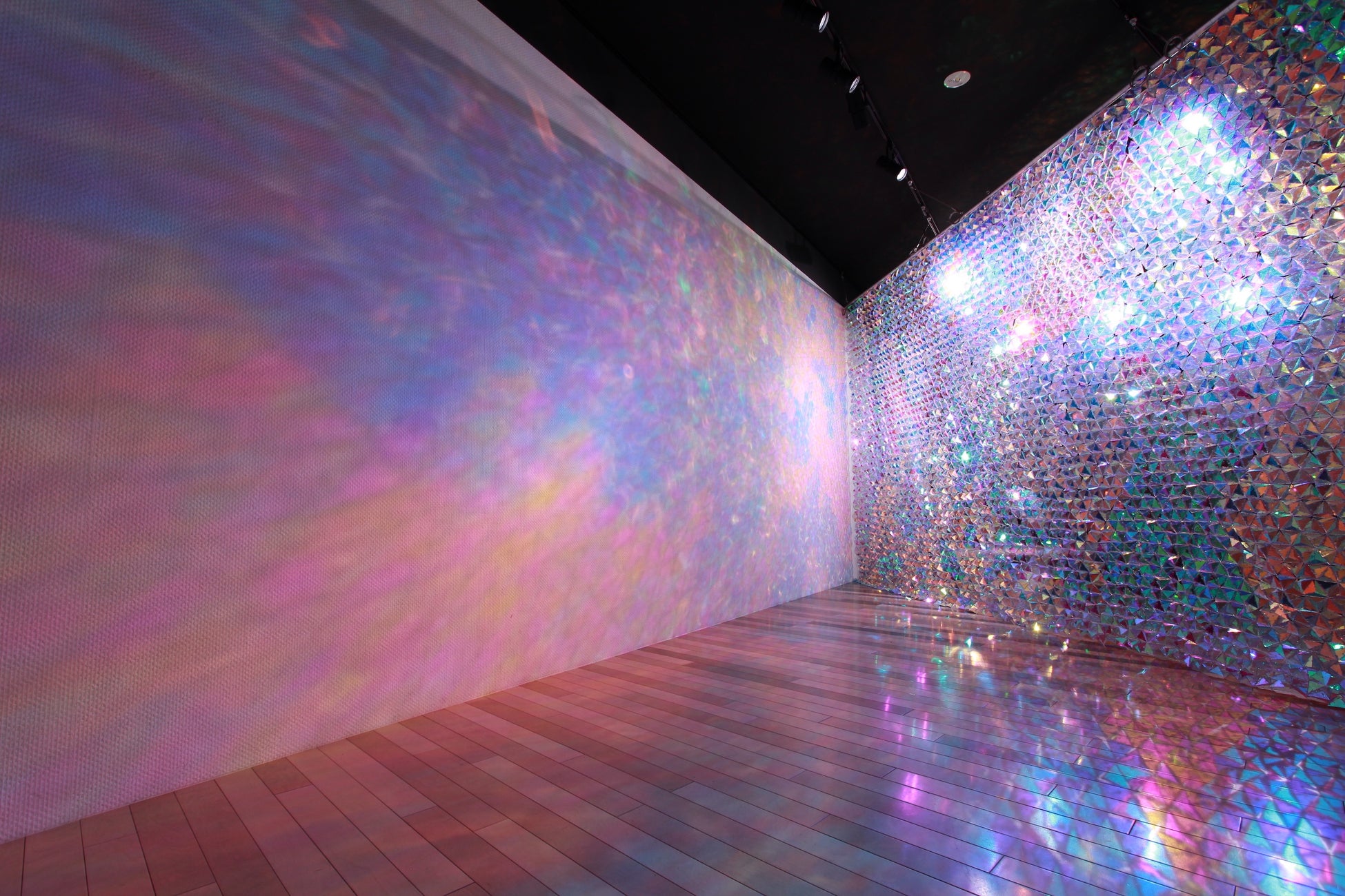 Whitestone Gallery Karuizawaにおける“Phantom Prism”(2018) より