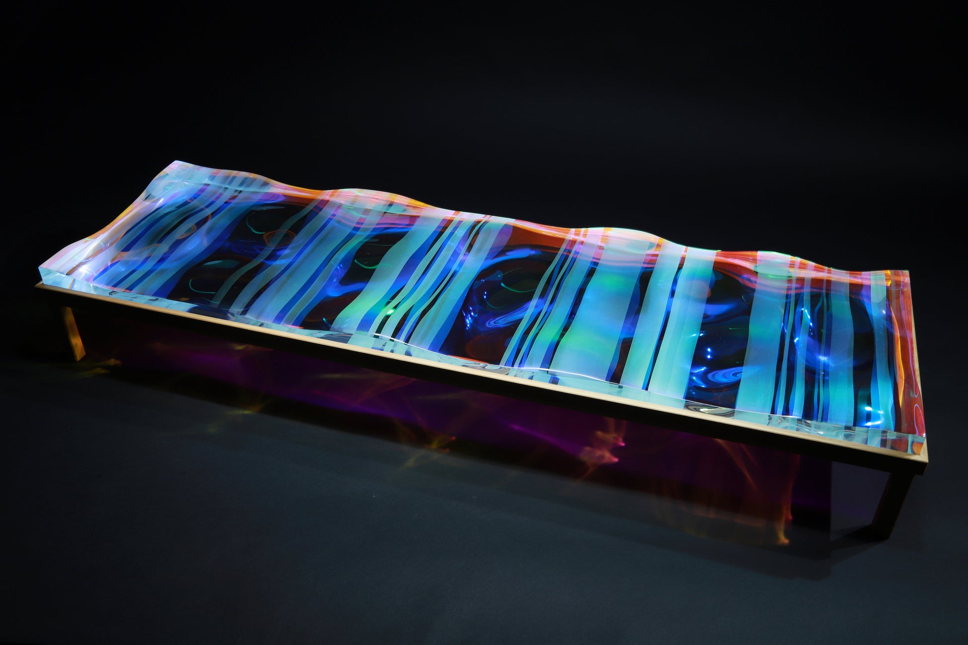 小川剛《Vapor prism》2019年、H13×W103×D33cm、アクリル・特殊フィルム・木材