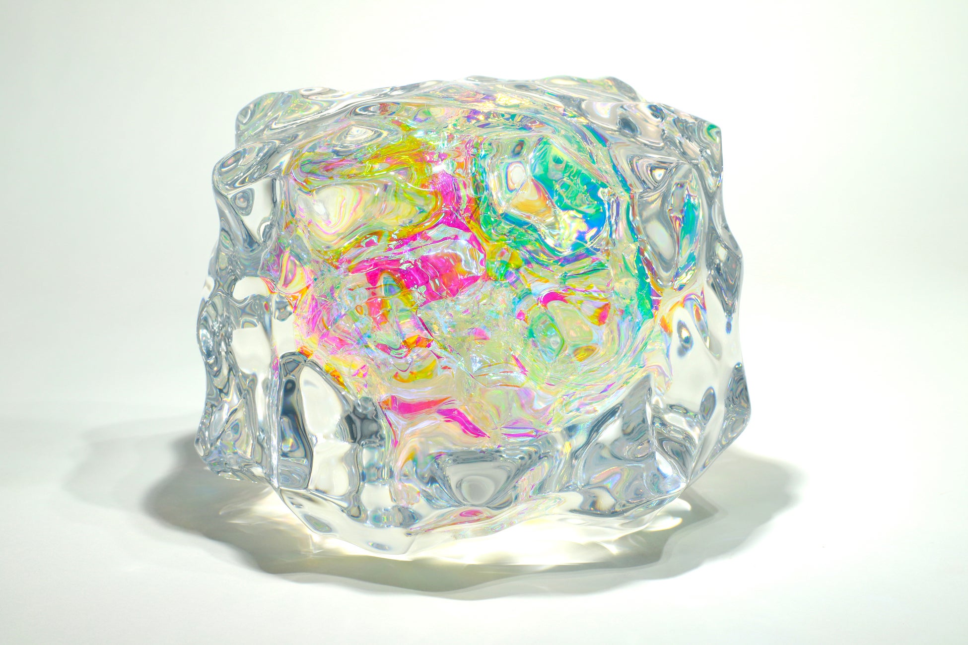 小川剛《Phantom prism》2022、H16×W20×D20cm、エポキシ樹脂・特殊フィルム・木材