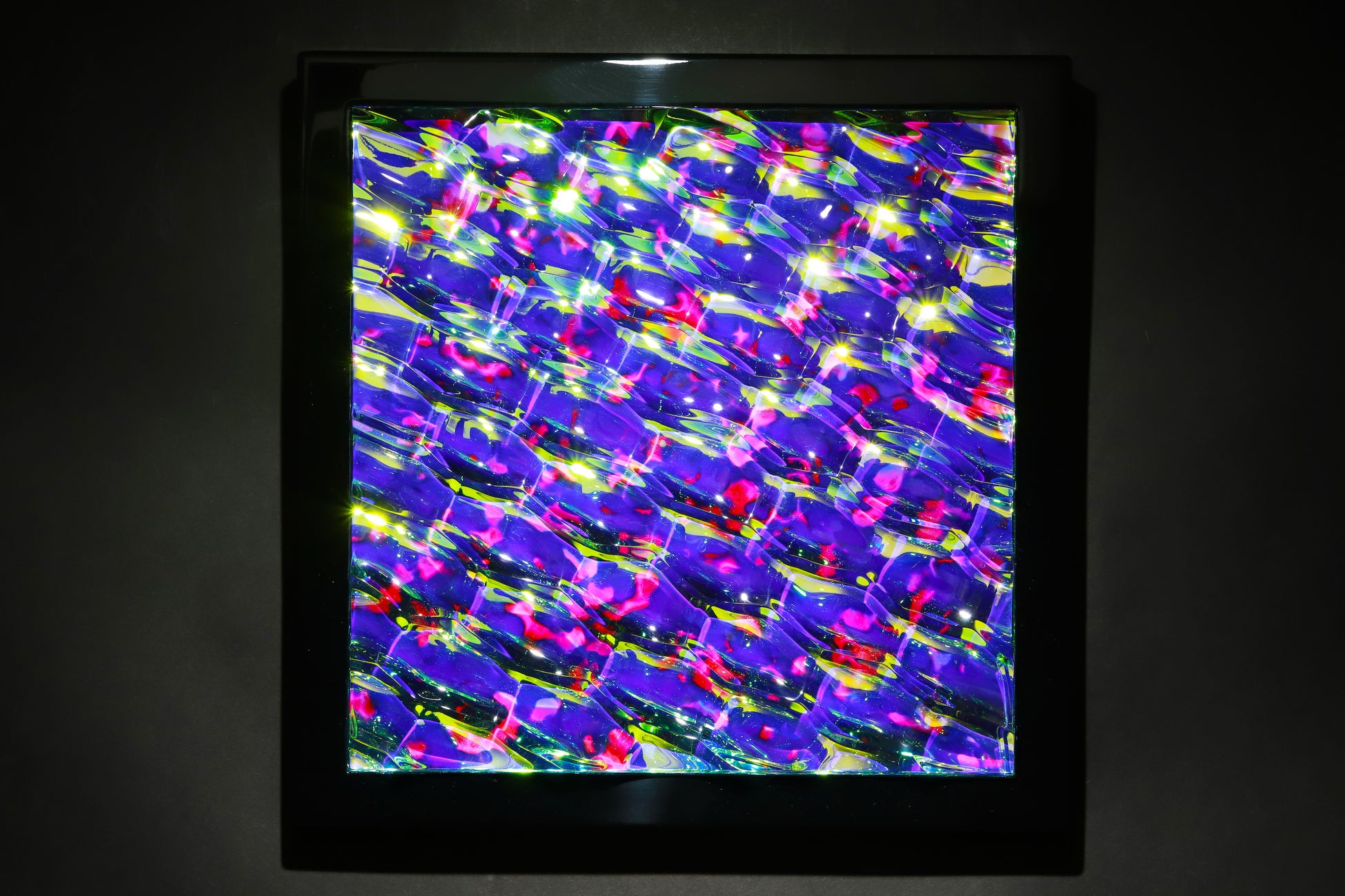 小川剛《Nebula prism》2022年、H32×W32×D5cm、アクリル・特殊フィルム・木材