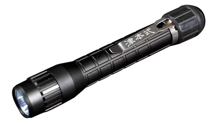 ご存知ですか？サバなどに寄生している「アニサキス」、ライトを当てる