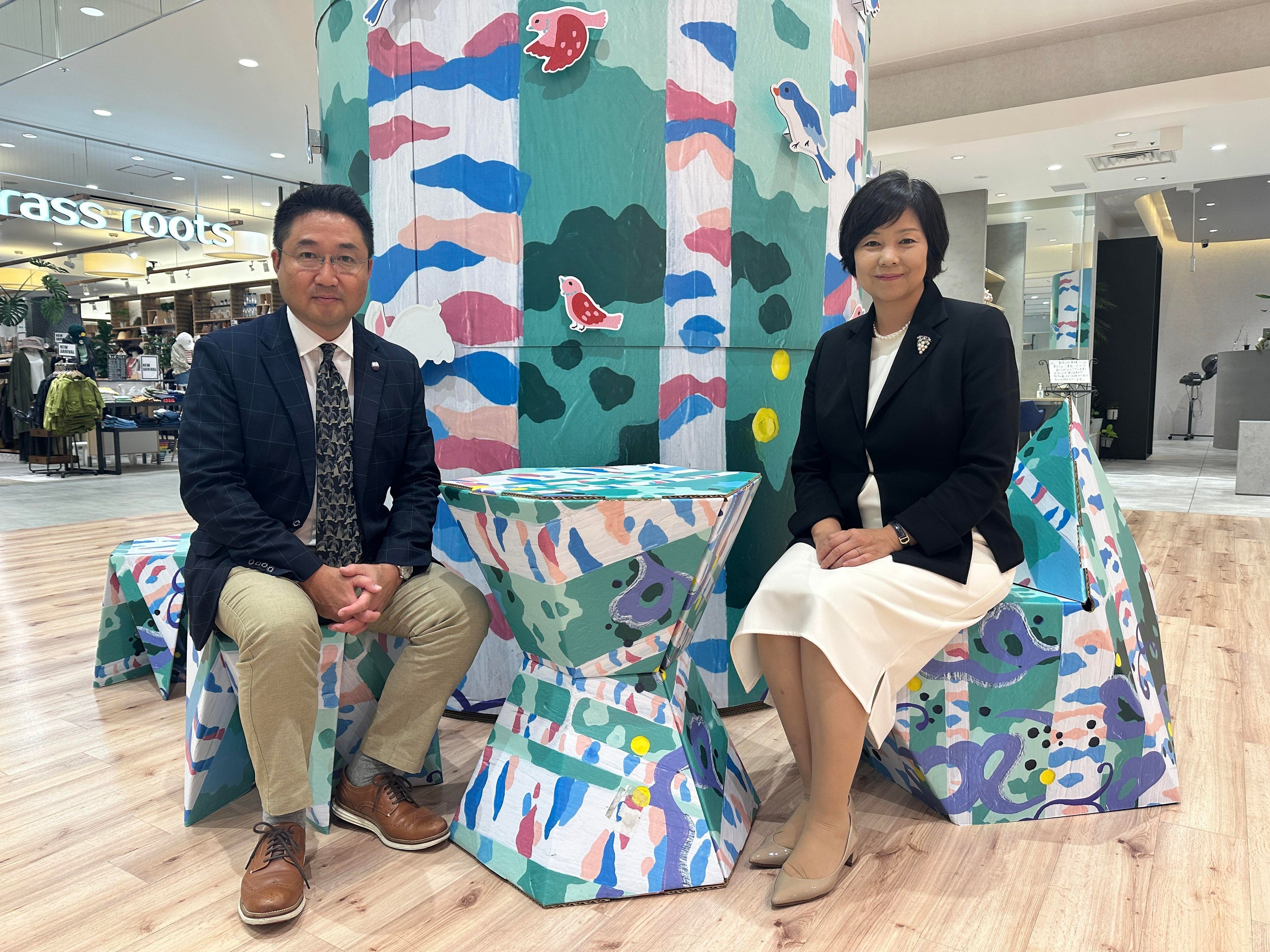 （左）館長と、（右）神石インターナショナルスクール末松理事長