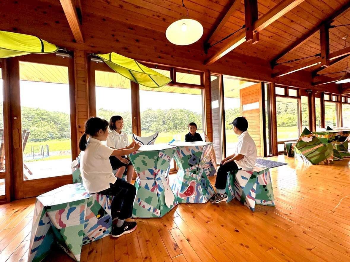 神石インターナショナルスクールでリユースされる椅子