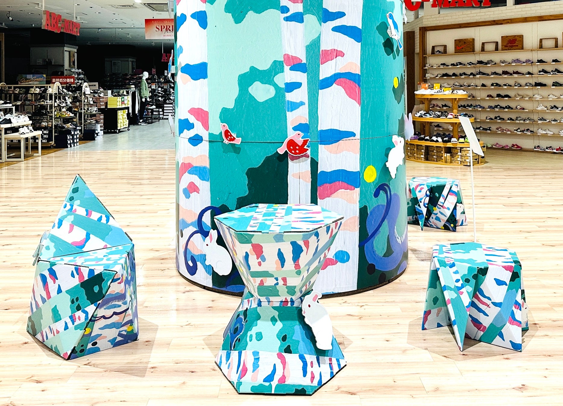 SDGsに配慮した素材である段ボールを使用/協力:タカムラ産業