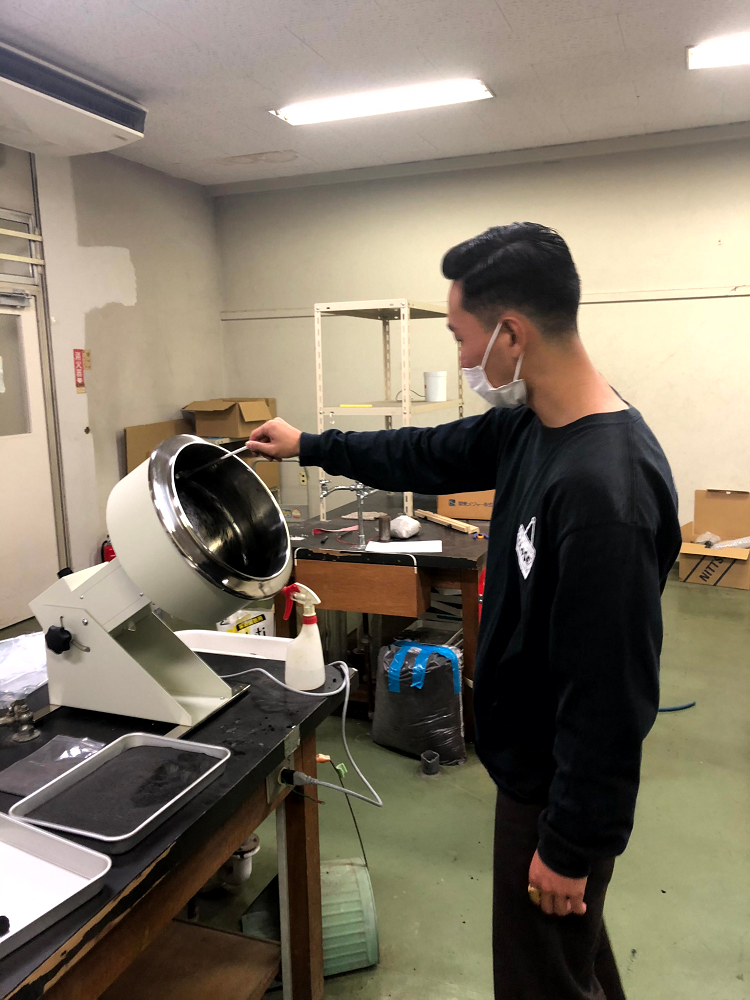 写真2-2  バイオチャーを用いた肥料成分の吸着性能を改善する製造方法の開発