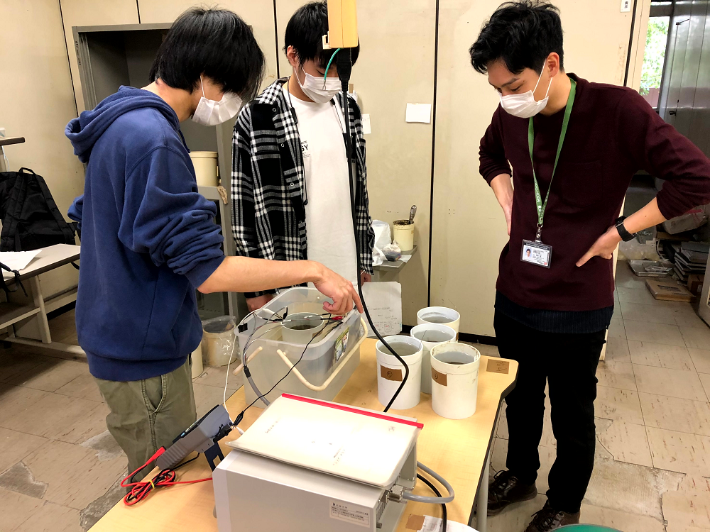 写真2-1  食品廃棄物を利用した微生物発電システム