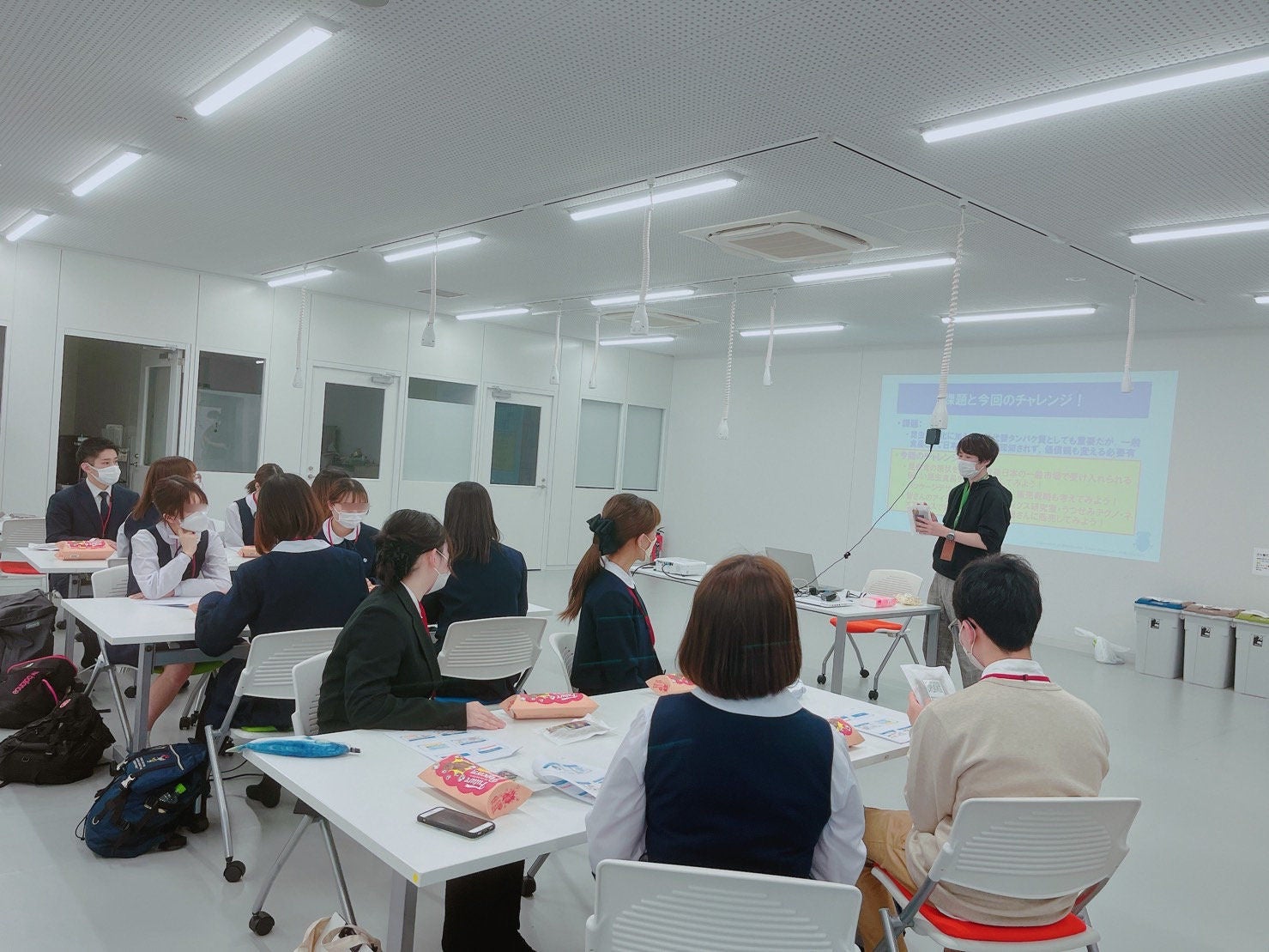 昆虫食の説明（うつせみテクノ・秋山さん）