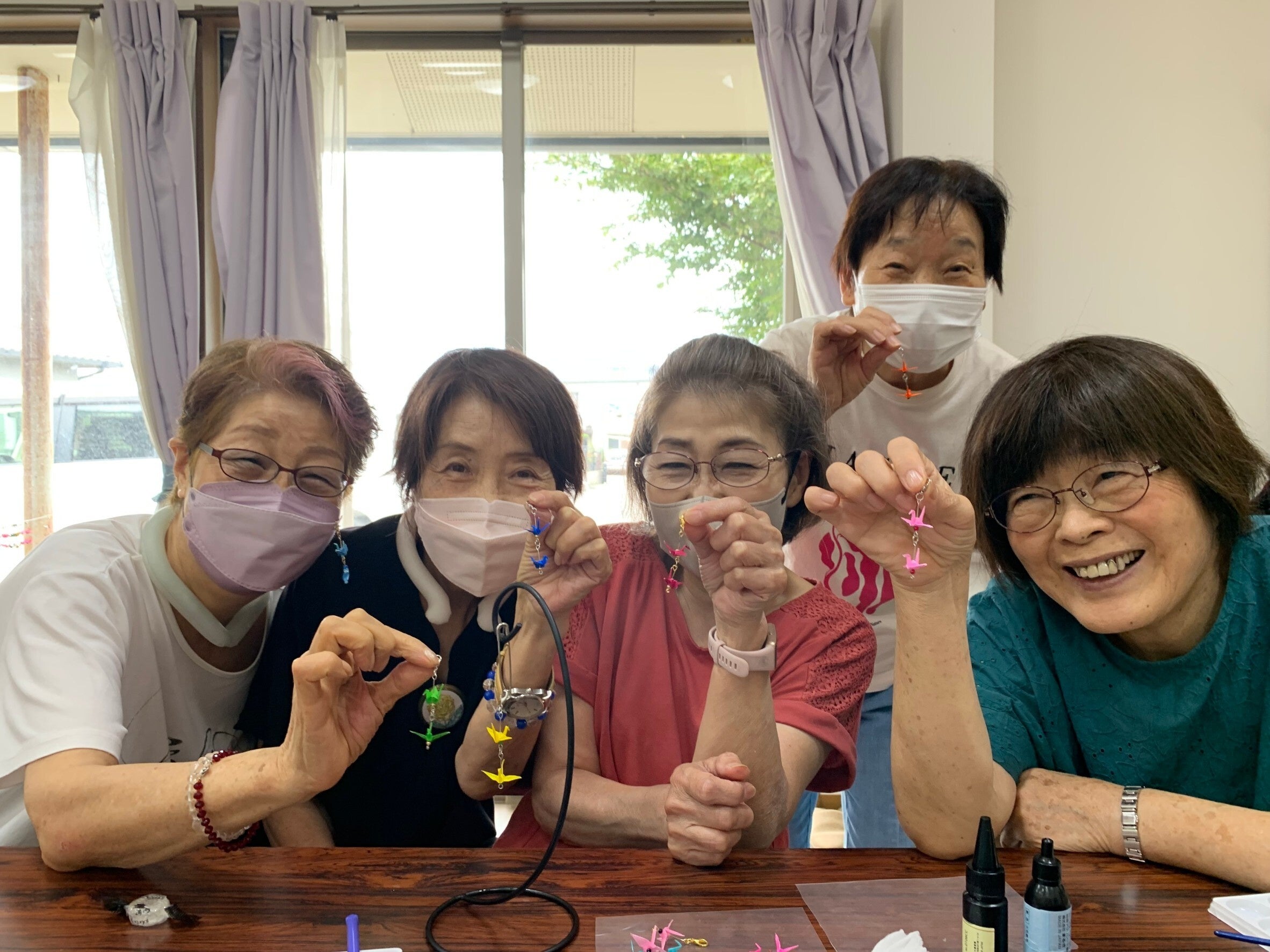 素敵な笑顔と折り鶴のマスクチャーム