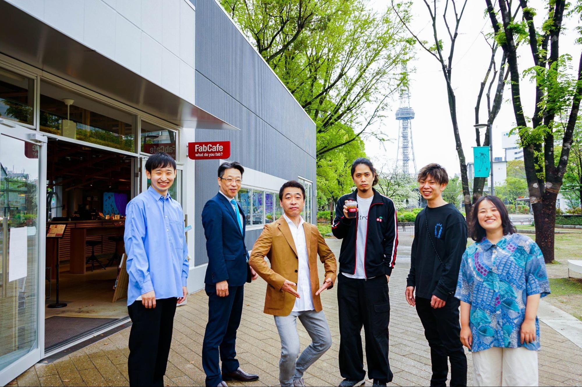 FabCafe Nagoya メンバーの集合写真（2021年 撮影）、左から3番目が矢橋