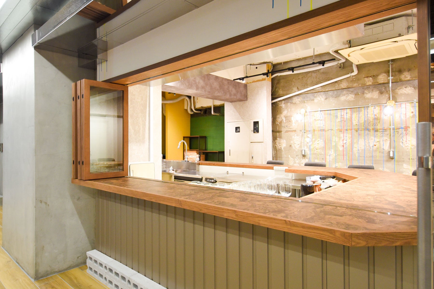 通路側に開いたカウンターも設置。テイクアウトにぴったりです。