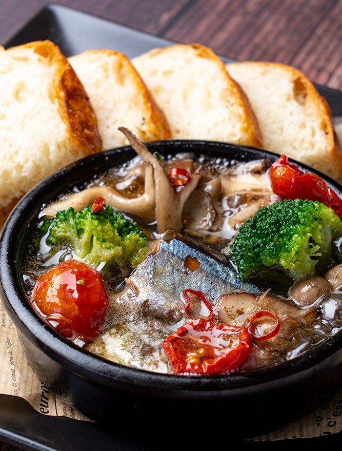 北海道産さんまを丸ごと一本使ったアヒージョ