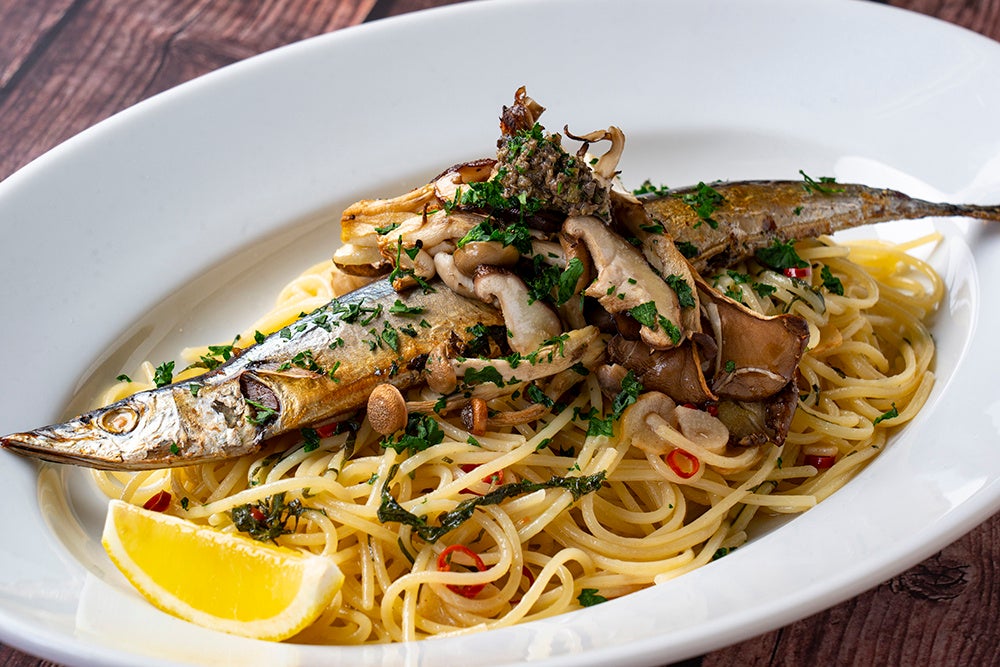 贅沢にまるごと一本北海道さんまを豪快乗せ！