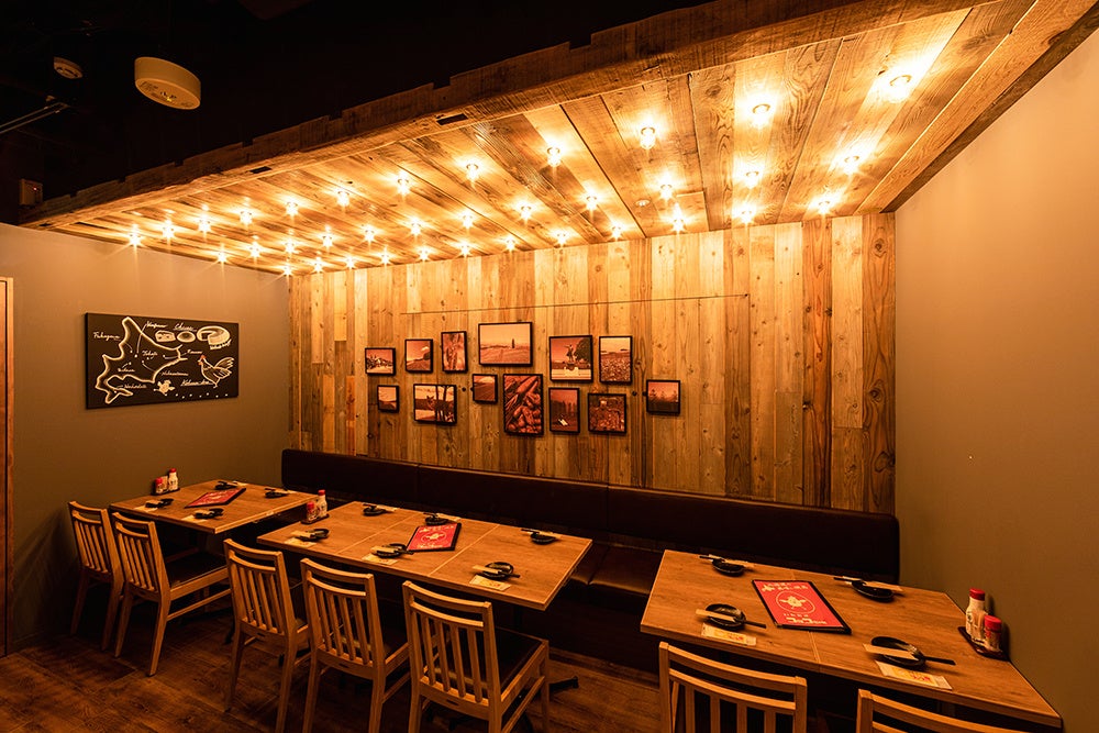 木のぬくもりあふれる店内