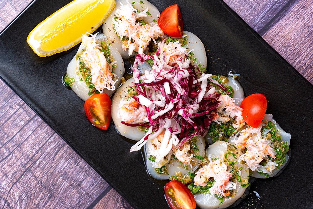 北海道常呂産ホタテのカルパッチョ 紅ズワイガニを添えて 